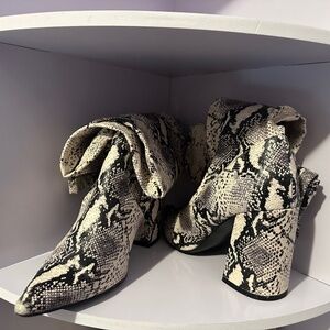 Steve Madden- Jacoby grey Snake print pointed toe block books Wide calf